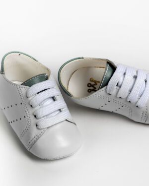 Παπουτσάκι αγκαλιάς χαμηλό sneaker, απόλευκό δέρμα με μέντα καστόρλεπτομέρεια.