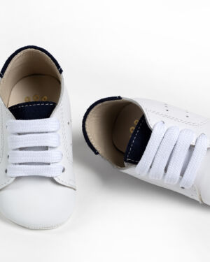 Παπουτσάκι αγκαλιάς χαμηλό sneaker, απόλευκό δέρμα με μπλε καστόρ λεπτομέρεια.