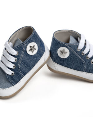 Μποτάκι για τα πρώτα βήματα, από bluejeanύφασμα σε δύο τόνους και λεπτομέρεια από λευκό δέρμα
